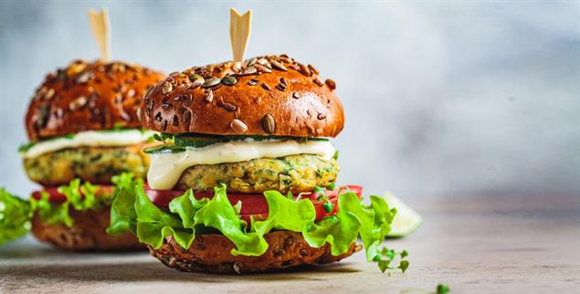 Ob mit Fleischpflanzerl oder pflanzlichem Bratling: Ein Burger bleibt ein Burger. (Foto: istockphoto/vaaseenaa)