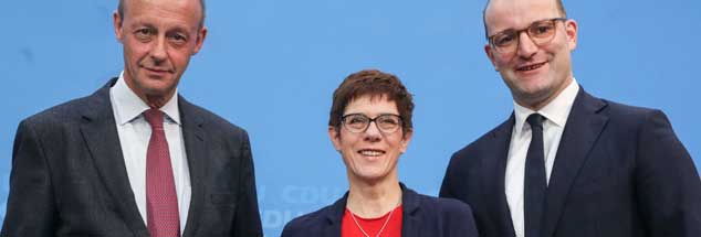 Die Kleinste ist obenauf: Annegret Kramp-Karrenbauer hat künftig den Parteivorsitz inne. Ihre Konkurrenten Merz (links) und Spahn (rechts) haben das Nachsehen. (Foto: pa/Eventpress Rekdal)