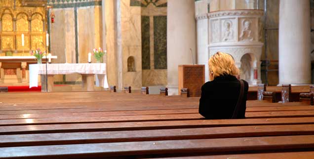 »Die aktiven Katholiken in Deutschland tragen in ihrer großen Mehrheit die vormoderne Ordnung der Kirche nicht mehr mit. Sie ertragen sie nur noch. Und jedes Jahr sind es Zigtausende, die die Last abwerfen und austreten«, schreiben die Theologen in ihrem Offenen Brief. Leere Kirchen sind die Folge (Foto: pa/Steinach)