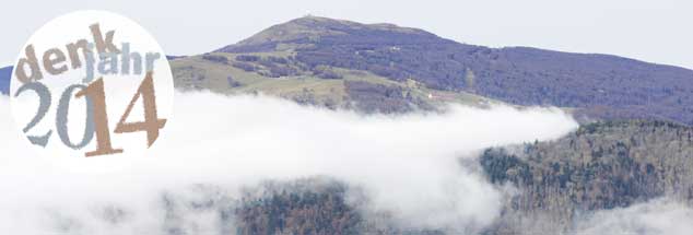 Nebel ziehen über den Hohenrücken um den Hartmannsweilerkopf: Heute liegt er friedlich da, gestern noch war er ein Ort des Grauens. Im Ersten Weltkrieg starben hier in einem paradoxen Stellungskrieg mehr als 30.000 Soldaten, Franzosen und Deutsche. Eine gemeinsame deutsch-französische Gedenkstätte soll jetzt an die Kämpfe vor hundert Jahren erinnern.(Foto: pa/Rothermel)