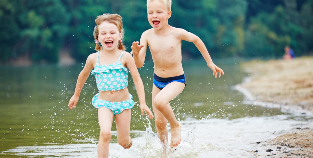 Kinder sollen wieder gemeinsam raus in die Natur. Aber trauen sie sich auch? (Foto: Robert Kneschke / Alamy Stock Photo)