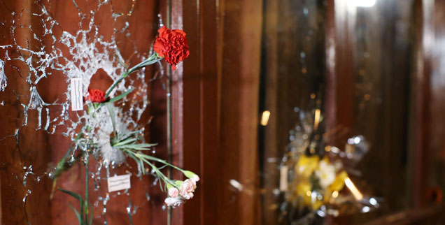 Blumen hängen in Einschusslöchern in der Rue Alibert in Paris. Europa trauert um die 132 Opfer der Anschläge. Es waren überwiegend junge Menschen, die starben (Foto: pa/dpa/Malte Christians)