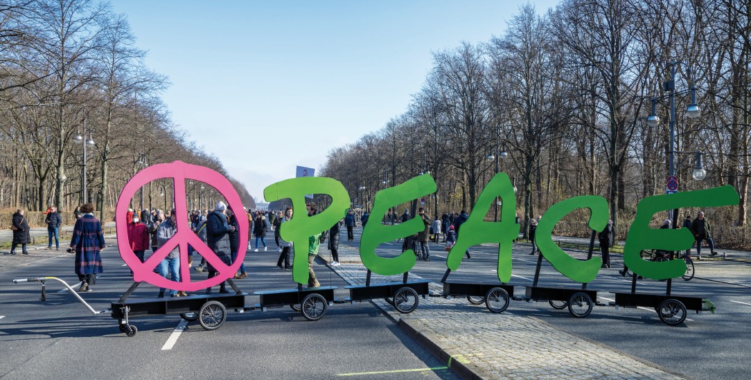 Frieden schaffen – aber wie? Eine Demonstration auf der Straße des 17. Juni in Berlin (Foto: pa/Marc Vorwerk)