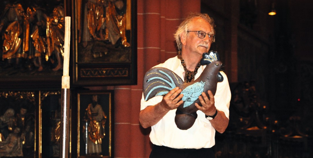 Ein Hahn als Symbol der Wachsamkeit: Wolfgang Kessler mit dem Walter-Dirks-Preis im Frankfurter Dom (Foto: Zegelman / Bistum Limburg)