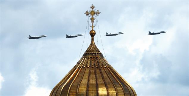Mit dem Segen der Orthodoxie: Parade russischer Kampfjets über der Christ-Erlöser-Kathedrale in Moskau. (Foto: picture alliance/dpa/TASS)