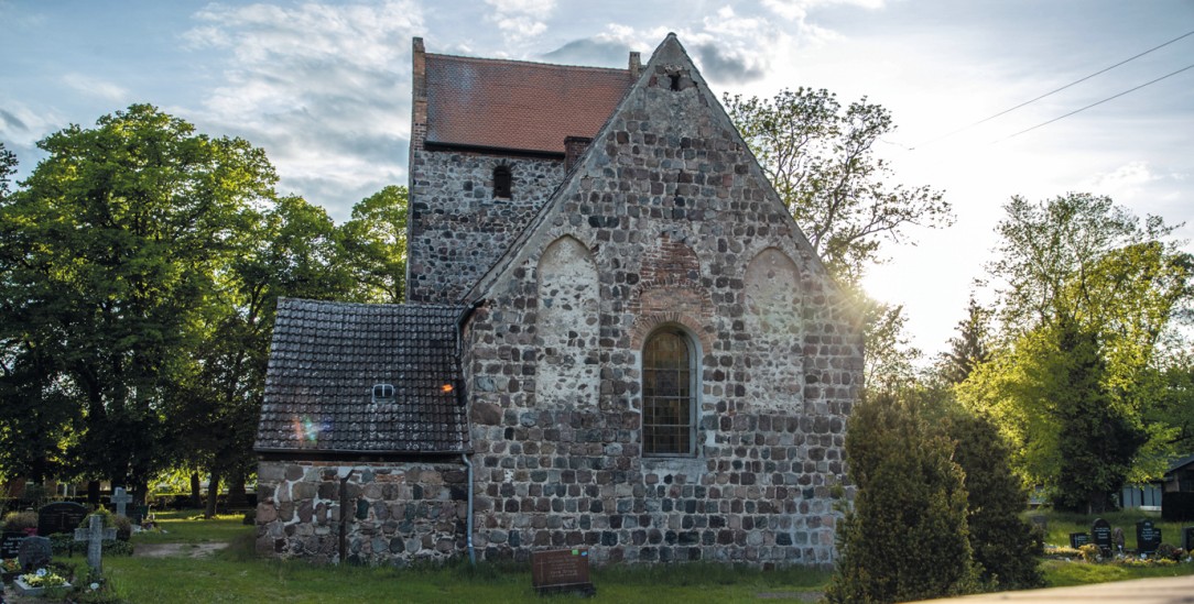 Die Dorfkirche im brandenburgischen Börnicke-Bernau (Foto: imago images/Andreas Gora)