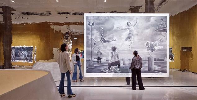 Schwebend zwischen Passion und Pop: In den Werken des Künstlerduos Muntean/Rosenblum trifft Kunstgeschichte auf Jugendkultur. (Foto: Ausstellungsansicht, Muntean/Rosenblum. Mirror of Thoughts, Städel Museum/Norbert Miguletz)