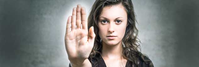 Wenn Männer zugriffig werden, sind klare Botschaften nötig: »Mit mir nicht!«, signaisliert diese Frau. Doch ein »Stop« wird nicht selten ignoriert. (Foto: DDRockstar/Fotolia.com)
