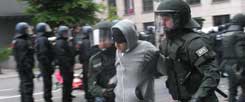 Der Kessel wird geräumt: Wer nicht freiwillig mitging, wurde mit Gewalt von Polizisten zu einer vorbereiteten Stelle geführt. Dort wurden die Demonstranten durchsucht, gefilmt, außerdem stellte die Polizei ihre Personalien fest. (Foto: Dobstadt)