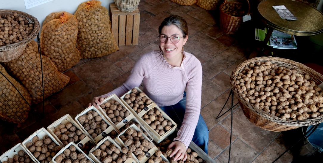 Regional statt importiert: Vivian Böllersen in ihrem Hofladen in Brandenburg. (Foto: Steve Przybilla)
