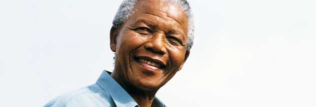 Nelson Mandela (Foto), langjähriger Staatspräsident von Südafrika, starb in den Abendstunden des 5. Dezember 2013. Einer seiner bekanntesten Sätze dokumentiert seinen jahrzehntelangen Kampf gegen die Apartheid: »Wir werden eine Gesellschaft errichten, in der alle Südafrikaner, Schwarze und Weiße, aufrecht gehen können, ohne Angst in ihren Herzen, in der Gewissheit ihres unveräußerlichen Rechtes der Menschenwürde, eine Regenbogennation in Frieden mit sich und mit der ganzen Welt.« (Foto: pa)