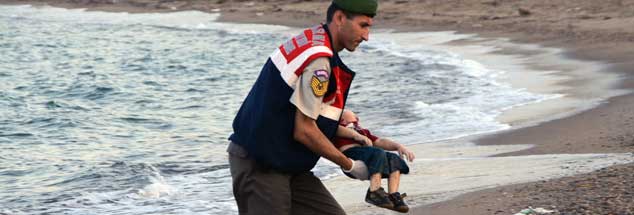 Dieses Foto geht um die Welt: Ein kleiner Junge ist tot. Gestorben im Meer, auf der Flucht aus Syrien. Seine Leiche wird von einem Helfer geborgen. (Foto: pa/ap)