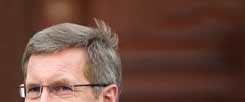 Ein Bundespräsident auf Bewährung: Christian Wulff steht in der Kritik - auch nach seinem Fernsehinterview vom 4. Januar 2011, in dem er so viel klarstellen wollte. (Foto: pa/Schlesinger)