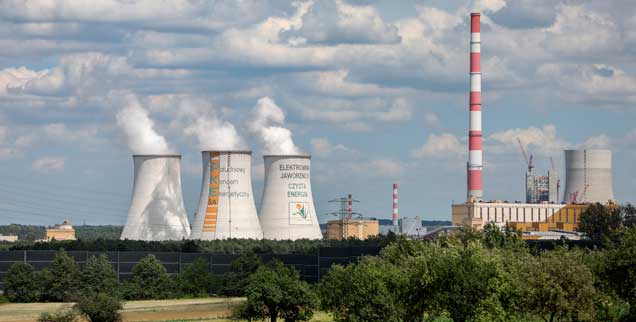 Das Kraftwerk Jaworzno in Polen: Noch immer wird mehr als 80 Prozent des Stroms im Land der diesjährigen Weltklimakonferenz durch die klimaschädliche Kohleverbrennung gewonnen (Foto: pa/Woitas)