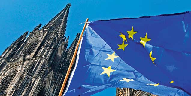 Europa-Fahne vor dem Kölner Dom: Für die Zukunft Europas zählt auch, was Kirchen und Christen aus sich machen. (Foto: pa/Rothermel)