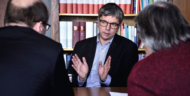 Worin besteht der Kern des christlichen Glaubens? Magnus Striet (Mitte) im Gespräch mit Hartmut Meesmann und Michael Schrom in Freiburg
(Foto:Thomas Kunz)