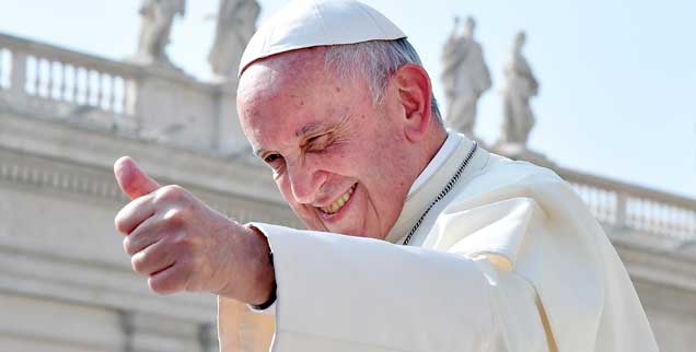 Ein Papst macht gute Stimmung: Franziskus - hier zu sehen bei einer Generalaudienz auf dem Petersplatz im Oktober 2017 - ist weltweit beliebt, kommt aber mit seinem Reformwillen im Vatikan nicht bei allen gut an. (Foto: pa/Ulmer/Lingria)