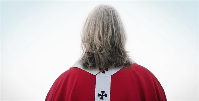 Was wäre wenn die katholische Kirche ihre Ämter für Frauen öffnen würde? Eine Zeitreise ins Jahr 2039 (Fotomontage: kna; Hero Images Inc./Alamy Stock Photo)
