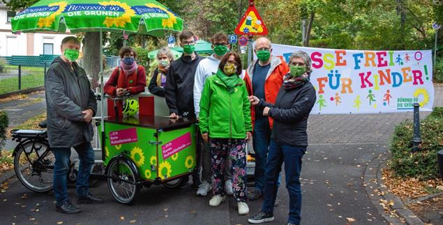 Engagiert sich in der Kommunalpolitik: Paul Schlenga (Mitte) beim Wahlkampf in Wetter im Herbst 2020 (Fotos: Norbert Klauke)