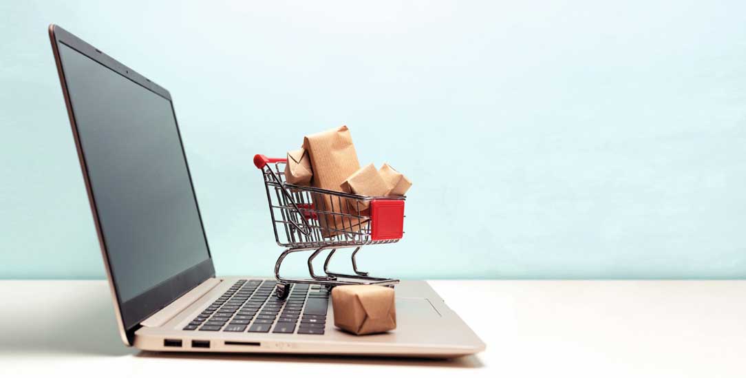 Der Wandel sind wir: Wenn wir in der Corona-Krise vermehrt online einkaufen, stärkt das vor allem Amazon, Zalando &amp; Co. Kleine Ladengeschäfte haben es schwerer (Foto: Getty Images/iStockphoto/BogdanVj)