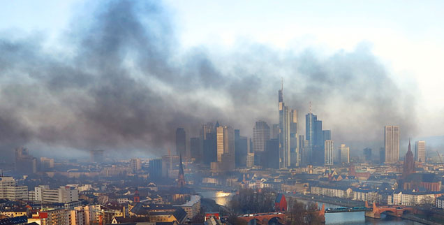 Der Rauch über Frankfurt, der am Mittag weithin zu sehen war, hat sich inzwischen gelegt: Zwar wurde der Blockupy-Protest von Gewalt überschattet, doch machten viele Tausend Menschen auch ihre Sehnsucht nach einem anderen, menschlicheren Europa deutlich.  (Foto: pa/dpa/Hi.Res.Cam GmbH)