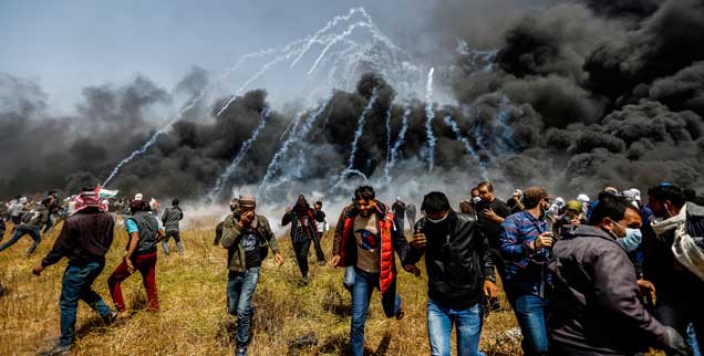 Während Palästinenser Autoreifen anzünden, die die Luft mit Rauch füllen, schießt Israel mitTränengas auf die Demonstranten. Die Proteste spielen sich allesamt auf palästinensischem Territorium im Gazastreifen ab. (Foto: Mohammed Talatene/dpa) 