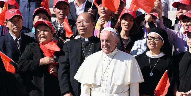Fauler Friede? Papst Franziskus mit chinesischen Gläubigen in Rom (Foto: pa/Pressefoto Ulmer) 