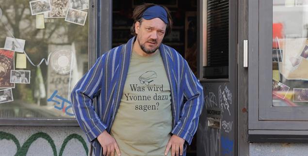 Zu schön, um wahr zu sein: Micha (Charly Hübner) soll einst eine Massenflucht aus der DDR ermöglicht haben. Der zerzauste Berliner Videothekenbesitzer wird plötzlich zum Medienstar.(Foto: © Frederic Batier / X-Filme AG via Filmstarts.de)