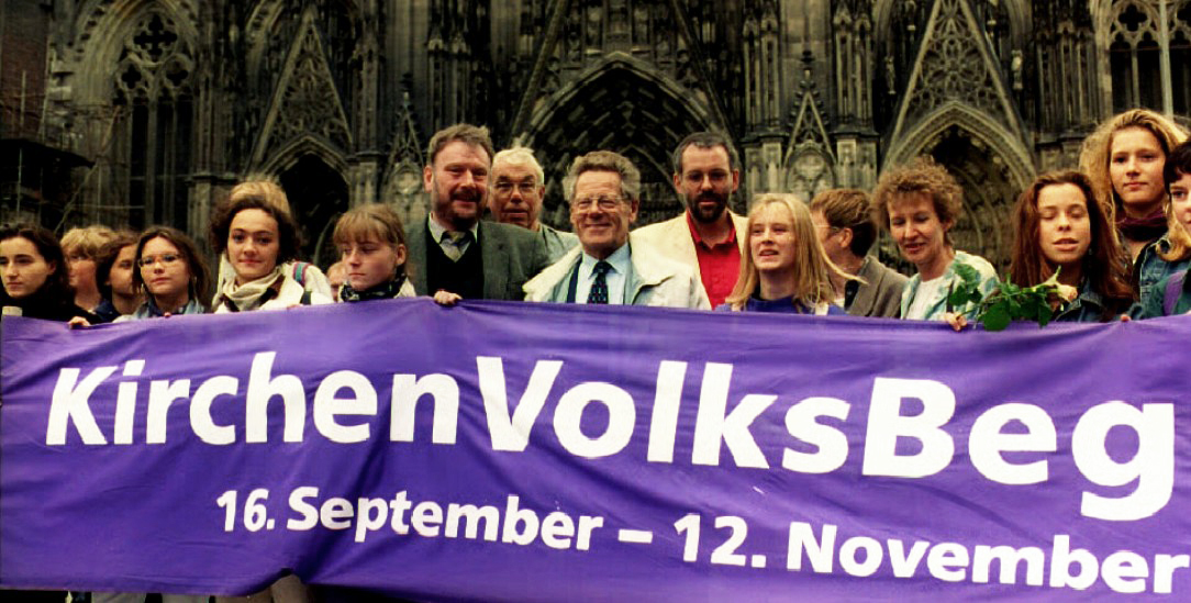 Mit Christian Weisner zu Kardinal Meisner: Vor dem Kölner Dom werben 1995 unter anderem der Theologe Hans Küng, Publik-Forum-Mitherausgeber Dieter Grohmann und »Wir sind Kirche«-Sprecher Christian Weisner um Unterschriften für das »Kirchenvolksbegehren« (Foto: pa/dpa)