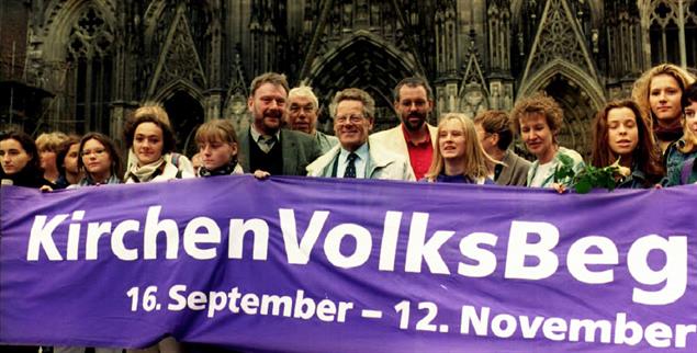 Mit Christian Weisner zu Kardinal Meisner: Vor dem Kölner Dom werben 1995 unter anderem der Theologe Hans Küng, Publik-Forum-Mitherausgeber Dieter Grohmann und »Wir sind Kirche«-Sprecher Christian Weisner um Unterschriften für das »Kirchenvolksbegehren« (Foto: pa/dpa)