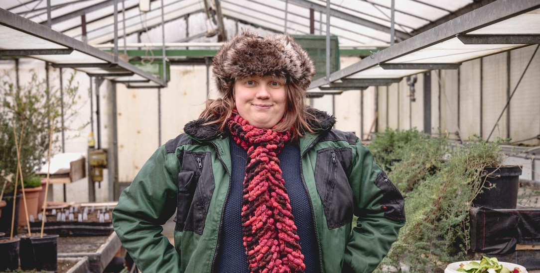 Hier bin ich Mensch, hier darf ich’s sein: Rebecca mag Zierpflanzen und erntet gern Gemüse. Gerade überlegt sie, ob sie nach der Ausbildung zur Werkerin im Gartenbau noch eine zweite Ausbildung in einem botanischen Garten machen soll.