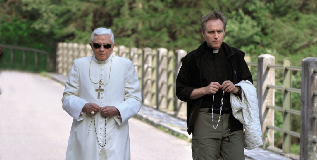 Immer noch besorgt um den guten Ruf der Familie: Georg Gänswein 2007 an der Seite von Papst Benedikt (Foto: PA / Stefano Spaziani)