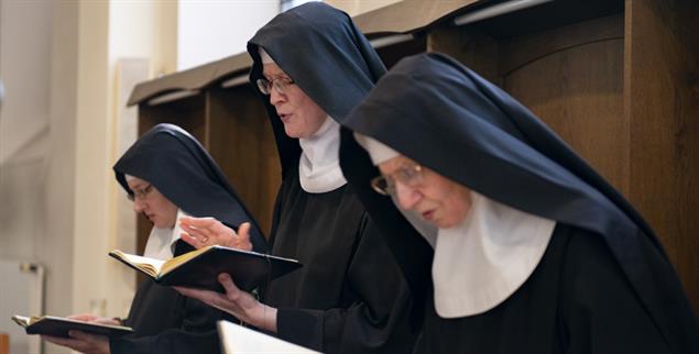 Dem Gebet soll nichts vorgezogen werden. Die Benediktinerinnen im Chorgestühl (Foto: von Brill)
