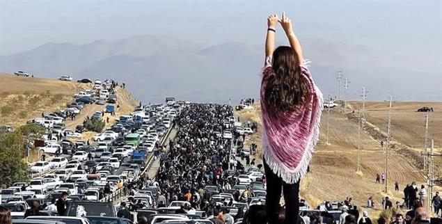 Seit Monaten protestieren die Iranerinnen und Iraner. Hier bei der Beerdigung von Jina Mahsa Amini im Oktober (Foto: pa/Social Networks via ZUMA Press Wire)