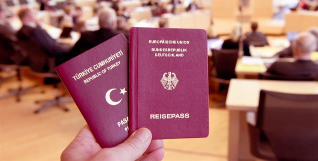 Kleine Schritte: Es soll leichter werden, die doppelte Staatsbürgerschaft zu erhalten. (Foto: pa/Carsten Rehder)