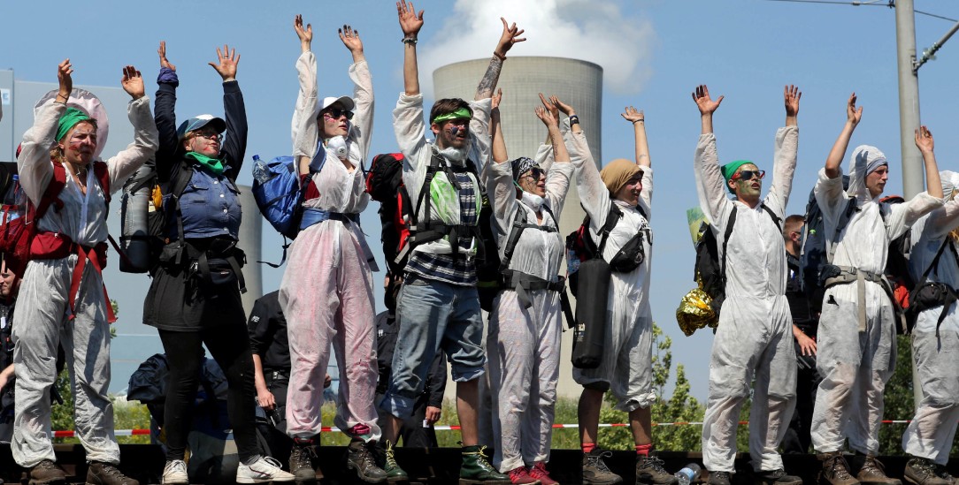 Fordern mehr Klimaschutz: Umweltaktivisten blockieren eine Bahnstrecke zwischen den Braunkohlekraftwerken Neurath und Niederaußem. (Foto: pa/dpa)