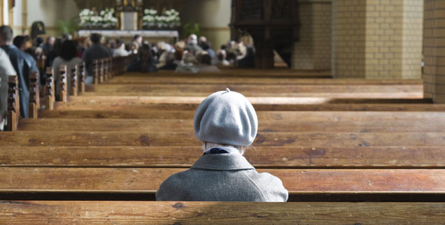 "Die Kirche zu verändern ist ebenso schwer, wie einen Friedhof zu verlegen: Es mangelt an der Mitarbeit von unten", sagt Pfarrer und Kabarettist Fabian Vogt. (Foto: iStock/Getty/kulicki)