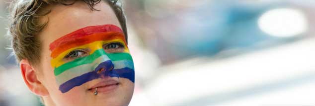 Eine Teilnehmerin des Christopher Street Day (CSD), letzten Sommer in Stuttgart: Da schien die Welt in Baden-Württemberg noch in Ordnung. Der Streit zwischen den Kirchen und der Landesregierung über die Akzeptanz sexueller Vielfalt auf dem Lehrplan der Schulen war noch nicht ausgebrochen. (Foto: pa/Bockwoldt)
