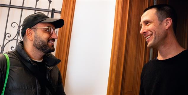 Haustürwahlkampf und Kaffee: Kassem Taher Saleh in der Dresdner Johannstadt (Foto: Marco Prill)