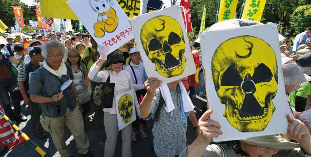 Atompolitik in Japan: Während die Regierung nach dem Gau von Fukushima weitermacht wie gehabt, wächst der Widerstand in der Bevölkerung. Im Juli  2012 (unser Foto) demonstrierten fast 200.000 Menschen in Tokio gegen die Atompolitik: Weitere Demos sind für den Herbst geplant.(Foto: pa/Kyodo/MAXPPP)

 