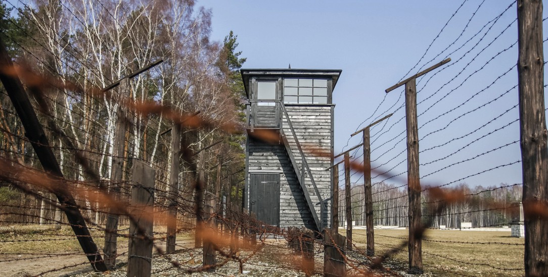 Nazibarbarei: Stacheldraht und Wachturm im ehemaligen KZ Stutthof (Foto: PA/NurPhoto/Fludra)