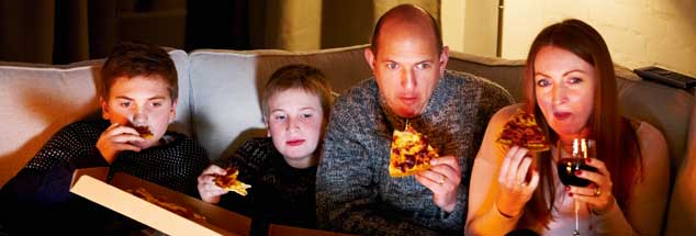 Ritual am Sonntagabend: Tatort schauen und Pizza essen. Nie haben Pizzaboten mehr zu tun als sonntags kurz vor 20 Uhr. (Foto: istockphoto/Dean Mitchell)