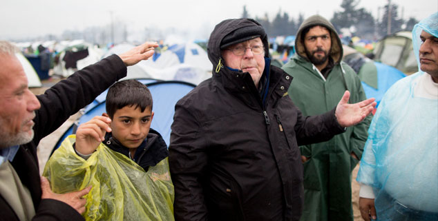 Norbert Blüm am 13. März 2016 in Idomeni: Das Flüchtlingslager an der Grenze zwischen Griechenland und Mazedonien ist in seinen Augen »ein Anschlag auf die Menschlichkeit«. Nachdem die Balkanroute geschlossen wurde, leben hier mehr als 12000 Flüchtlinge. (Foto: pa/dpa/Kay Nietfeld)