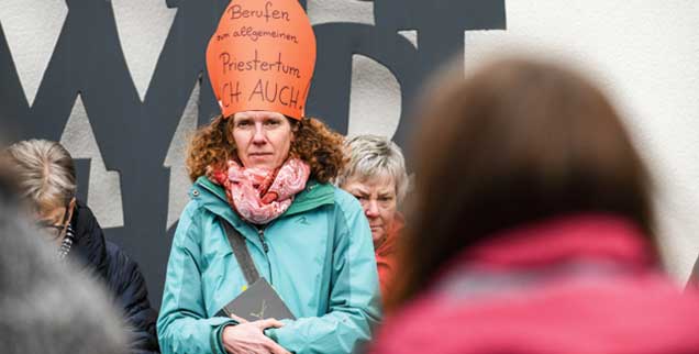 "Berufen zum allgemeinen Priestertum ICH AUCH!", steht auf der Mitra, die eine Frau aus Protest aufgesetzt hat. Katholikinnen und Katholiken demonstrieren am Rande der Bischofskonferenz in Lingen für die Gleichberechtigung von Frauen in der katholischen Kirche (Foto: KNA) "Berufen zum allgemeinen Priestertum ICH AUCH!", steht auf der Mitra, die eine Frau aus Protest aufgesetzt hat. Katholikinnen und Katholiken demonstrieren am Rande der Bischofskonferenz in Lingen für die Gleichberechtigung von Frauen in der katholischen Kirche (Foto: KNA)