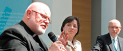 Kardinal Reinhard Marx (links) stellt den Impulstext der Bischöfe vor: Er diskutiert die Thesen unter Moderation von Birgit Wentzien in Berlin mit dem Juristen Udo Di Fabio (rechts)