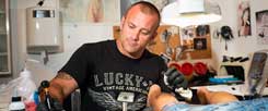 Ivica Andrijic: Der Kriegsveteran hat sich am Hafen von Dubrovnik mit einem Tattoo-Studio ein neues Leben aufgebaut. Doch die Vergangenheit begleitet ihn, er kämpft gegen ihre Schatten (Foto: Marinovic)
