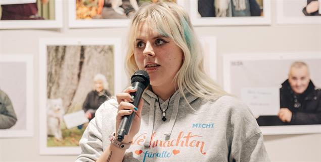 Vernissage: In der Ausstellung in Braunschweig werden Fotos der Bedürftigen mit ihrem Herzenswunsch gezeigt. (Foto: Weihnachten für alle)