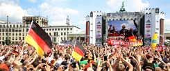 Deutschland, ein Sommermärchen: Jubelnder Empfang für die deutsche WM-Mannschaft in Berlin am Dienstagmorgen. Nach 1954, 1974 und 1990 ist Deutschland am 13. Juli 2014 zum vierten Mal Fußball-Weltmeister geworden. (Foto: pa/Kappeler)
