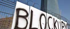 Blockupy-Transparent am Bauzaun der Europäischen Zentralbank in Frankfurt: Einmal im Monat protestiert die lokale Blockupy-Gruppe »NoTroika« mit kreativen Spaziergängen gegen die EZB-Politik (pa/Roessler)