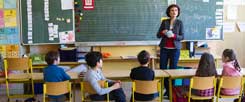 Behält die Nerven, auch wenn Schüler ausrasten: Sonderpädagogin Vera Affeln in einer zweiten Klasse in Frankfurt am Main. (Foto: Meise)
